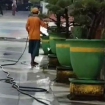 Foto : Petugas Kebersihan Taman Adipura Sumenep Saat Menyiram Tanaman dilokasi Taman