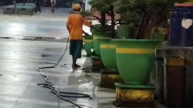 Foto : Petugas Kebersihan Taman Adipura Sumenep Saat Menyiram Tanaman dilokasi Taman