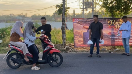 Foto : Dear Jatim Korda Sumenep Saat Bagi-bagi Takjil 