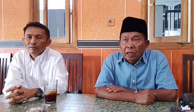 
					Foto : Aba Yanto mantan Kades Batu Kerbuy Pasean Pamekasan Madura, Didampingi H.Mohammad Siddik, S.H.,M.H