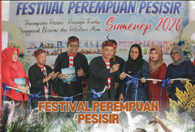 
					Foto : Kegiatan Festival Perempuan Pesisir  di Pantai Slopeng Sumenep Madura Jawa Timur 