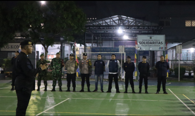 
					Kalapas Batam Pimpin Razia Gabungan, APH dan Satopspatnal Sisir Kamar Hunian Warga Binaan