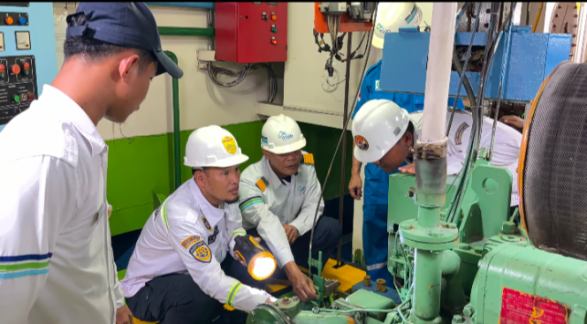 
					Foto : Tim Pejabat Pemeriksa Keselamatan Kapal KSOP Kelas IV Kalianget Sumenep Madura Melakukan Kegiatan Ramp Chek Uji Kelaiklautan Kapal Penumpang 