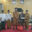 Foto : Wakil Bupati Sumenep, KH. Imam Hasyim Didampingi Kepala Dinas Sosial P3A Kabupaten Sumenep, R. Abd. Rahman Riadi, serta Ketua Baznas Sumenep, Ahmad Rahman Saat Serahkan Bantuan Korban Kebakaran di Kantor Wakil Bupati Sumenep
