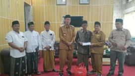 Foto : Wakil Bupati Sumenep, KH. Imam Hasyim Didampingi Kepala Dinas Sosial P3A Kabupaten Sumenep, R. Abd. Rahman Riadi, serta Ketua Baznas Sumenep, Ahmad Rahman Saat Serahkan Bantuan Korban Kebakaran di Kantor Wakil Bupati Sumenep