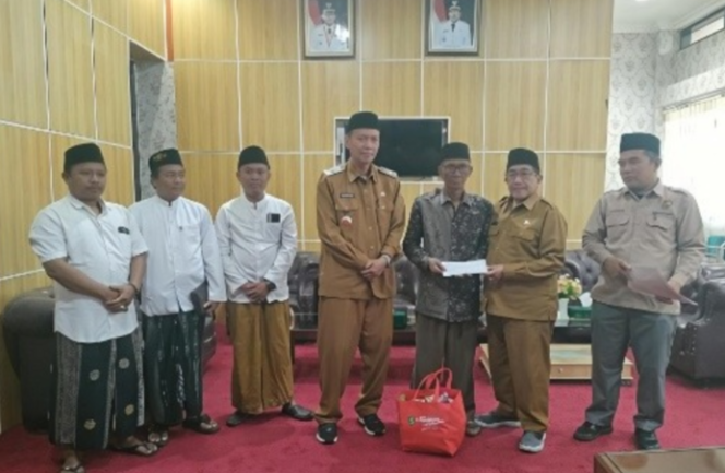 
					Foto : Wakil Bupati Sumenep, KH. Imam Hasyim Didampingi Kepala Dinas Sosial P3A Kabupaten Sumenep, R. Abd. Rahman Riadi, serta Ketua Baznas Sumenep, Ahmad Rahman Saat Serahkan Bantuan Korban Kebakaran di Kantor Wakil Bupati Sumenep