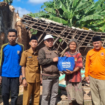 Foto : Tim Baznas Sumenep Serahkan Bantuan Kepada Warga Korban Rumah Ambruk