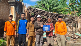 Foto : Tim Baznas Sumenep Serahkan Bantuan Kepada Warga Korban Rumah Ambruk