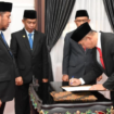 Foto : Bupati Sumenep Dr.H.Ahmad Fauzi Wongsojudo, S.H.,M.H. Saat Melantik Raden Ahmad Syahwan Efendi Menjabat Kepala Inspektorat Kabupaten Sumenep 