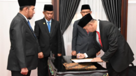Foto : Bupati Sumenep Dr.H.Ahmad Fauzi Wongsojudo, S.H.,M.H. Saat Melantik Raden Ahmad Syahwan Efendi Menjabat Kepala Inspektorat Kabupaten Sumenep 