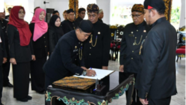 Foto : Bupati Sumenep Dr.H.Ahmad Fauzi Wongsojudo, S.H., M.H. Saat Melantik dan Pengambilan Sumpah 31 Pejabat