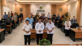 Foto : kiri H.Herman Hariyanto Kabid Penanaman Modal, Tengah Heru Santoso Kepala DPMPTSP, Kanan Kukuh Sekretaris DPMPTSP, Saat Gelar Bimtek LKPM