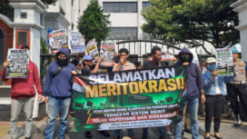 Foto : Aliansi Mahasiswa dan Pemuda Untuk Demokrasi ( AMPD )  Saat Melakukan Aksi Turun Jalan Didepan Kemenag RI 