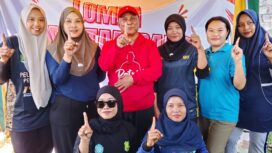 Foto : H. Moh.Iksan Kepala Dinas Pendidikan Kabupaten Sumenep Saat Foto Bersama Tim Putri Tarik Tambang