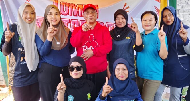 
					Foto : H. Moh.Iksan Kepala Dinas Pendidikan Kabupaten Sumenep Saat Foto Bersama Tim Putri Tarik Tambang