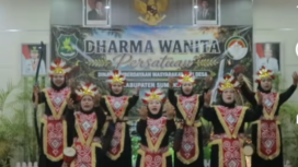 Foto : Dharma Wanita Persatuan Dinas Pemberdayaan Masyarakat dan Desa (DPMD) Kabupaten Sumenep Dalam Ajang Lomba Nyanyi Lagu Daerah Nusantara 