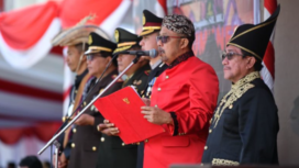 Foto : Ketua DPRD Kabupaten Sumenep Saat Membacakan Teks Proklamasi Kemerdekaan Ketika Upacara HUT RI ke-81 di Halaman Kantor Bupati Sumenep 