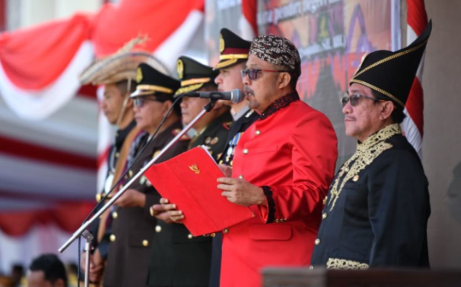 
					Foto : Ketua DPRD Kabupaten Sumenep Saat Membacakan Teks Proklamasi Kemerdekaan Ketika Upacara HUT RI ke-81 di Halaman Kantor Bupati Sumenep 