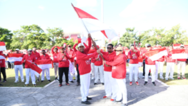 Foto : Dr.H. Achmad Fauzi Wongsojudo, S.H., M.H., Bupati Sumenep Saat Serahkan Bendera Merah Putih