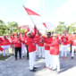 Foto : Dr.H. Achmad Fauzi Wongsojudo, S.H., M.H., Bupati Sumenep Saat Serahkan Bendera Merah Putih