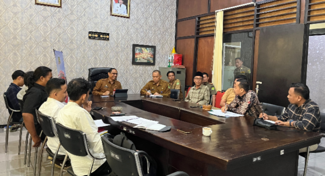 
					Foto : Saat Audiensi GMS, Kuasa Hukum Imam Fadli dan Pemkab.Sumenep di Ruang Asisten III Setda Kab.Sumenep