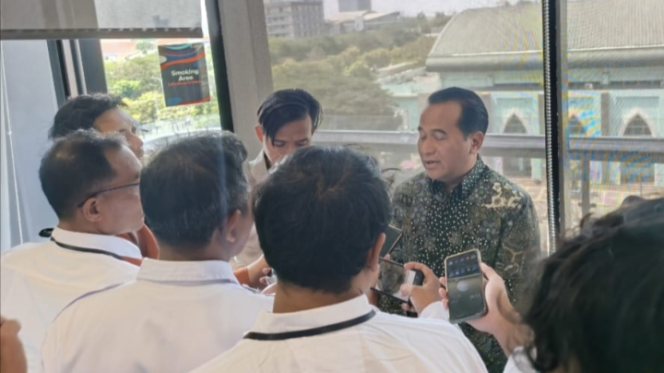 
					Foto : Kepala DLH Jawa Timur, Dr. Nurkholis, S.Sos., M.Si., saat diwawancarai langsung di Hotel Excotel Surabaya